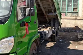 蓝牌自卸成废铁了图片