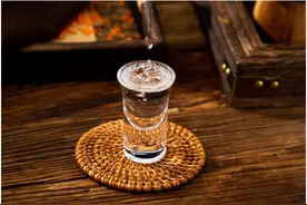 白酒配料表：水排在第一位就不是纯粮酒？建议搞懂，买酒才不吃亏图片
