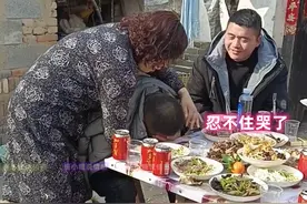男子去探望远嫁的姐姐，离开时哭成泪人：她连回娘家的路费都没有图片