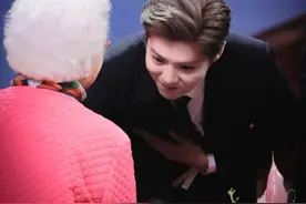 经纪人爆料韩女星耍大牌随地吐痰乱丢垃圾，保姆车脏得像垃圾堆图片