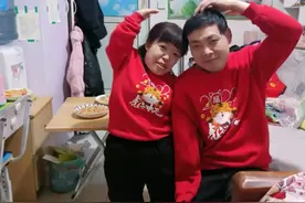 9年前，东北小伙李相卓娶1.1米侏儒症女友，生下女儿，现状如何？图片