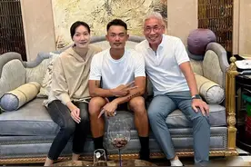 林丹豪宅庆39岁生日！喝红酒与妻子肩并肩，夫妻不计前嫌亲密无间图片