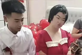 安徽一帅哥婚礼被围观，新娘笑容像唐氏，新郎：父母催婚逼的图片