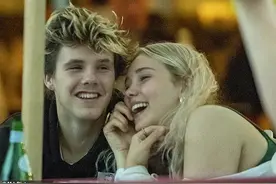 贝克汉姆17岁三儿子新恋实锤，女友肉嘟嘟像小七，亲脸宠溺很着迷图片