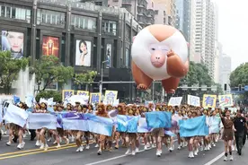 贵州民族团结大巡游，火！民生路太平路商家，忙！图片