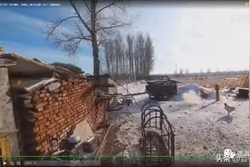 持铁管放二踢脚，少年左手被炸伤图片