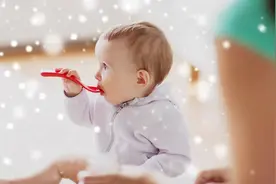 教孩子用筷子不是越早越好，这个年龄段最合适图片