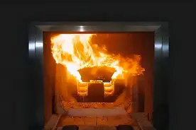 2005年，男子不幸惨遭雷劈，火化时又发生二次爆炸，家人痛心不已图片