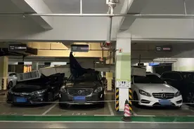 3辆车被砸中，清早地库一幕吓懵杭城业主：谁来赔？图片