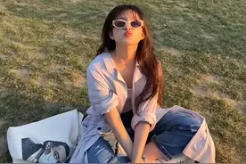 离婚两年后，陈思诚陪小21岁女友法国度假，阮巨嘟嘴照神似佟丽娅图片