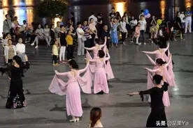 女人跳广场舞仅仅是因为爱好吗？听听这两位女士怎么说图片