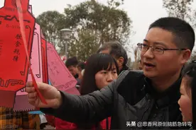 尖尖嘴巴圆眼睛，白天藏在树林里，夜晚出来捕鼠勤（打一动物）图片