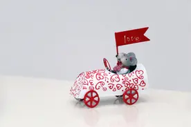 愿意陪你到老的人，会主动交出三样东西图片