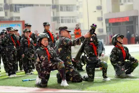 火箭筒、炸药包、手榴弹、自动步枪……网友：你管这叫开学？图片