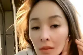 44岁萧亚轩开直播样貌大变，头发稀疏两颊凹陷，自曝单身图片