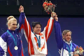 举重奥运冠军百万卖掉金牌，41岁整形参加胸模大赛，移居海外经商图片