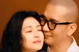 输得彻底！汪小菲连剥虾都不愿意，而具俊晔嘴对嘴给大S喂饮料了图片