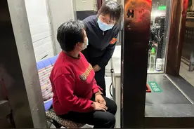 老人失忆找不到家 公交站务长与民警热心助力图片