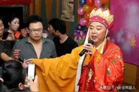 63岁徐少华现身村口唱歌，身穿袈裟再扮唐僧，脸型圆润发福明显图片