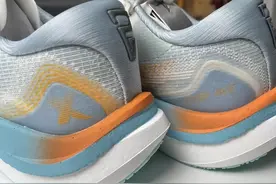 缓震跑鞋不够用，碳板跑鞋又太激进，这几双带板的跑鞋安排上！图片