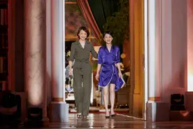 周迅真的好敢穿，穿条“睡衣裙”亮相节目，真当成自己家了图片