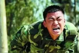 许三多的333个腹部绕杠，现实中真的能做到吗？图片