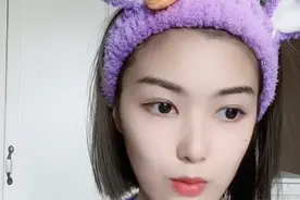 女网红小区裸背拍照引热议，本人：当时衣着并不暴露，致歉非炒作图片