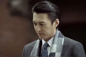 靳东44岁妻子露面，一头白发显苍老，在家带娃被儿子用脚蹬脸图片