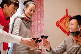 女儿第一次去男朋友家过年，父亲交代了三段话，专家直呼高情商图片