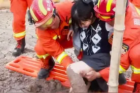 浙江一穿裙装女生陷入泥坑，消防员徒手拔腿，出来后她自己都笑了图片
