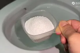 洗衣粉你家有吗？倒进马桶里真神奇，懂的人很少，你也赶快试一试图片
