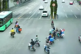 汽车与电动自行车发生剐蹭如何正确处理，太重要了图片