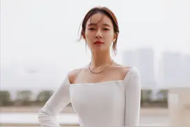 34岁焦俊艳新恋情曝光！深夜与男子勾肩搭腰亲密，腻歪劲胜似热恋图片