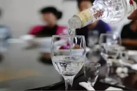 男人喝酒时，如果有这4种表现，说明已经老了，看你中招了吗？图片