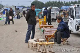 农村大爷不舍老手艺，一套纯实木桌凳要价不高卖得快，看有多便宜图片