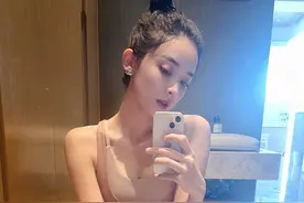 古力娜扎这次发力了，穿健美裤健身自拍秀好身材，侧颜五官好上镜图片