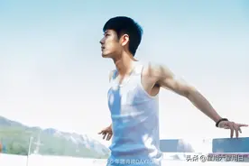 肖战最新照片发布，网友这是我们能免费看的吗？抢眼的腿毛图片