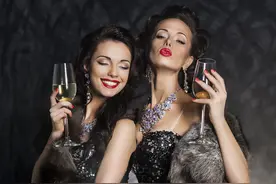 趣话女人与酒图片