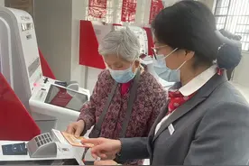 从手把手帮办到主动上门 网点为“银发族”提供暖心服务图片