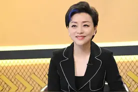 1994年，杨澜不顾阻拦与老公张一兵离婚，转身嫁给了百亿富豪吴征图片