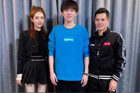 王楚钦拜访恩师刘国正夫妇，三人合影颜值超高，师母曾为大头落泪图片