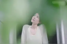 52岁王菲拍内衣广告，光脚走路跳舞凹造型，强行装嫩遭吐槽太违和图片