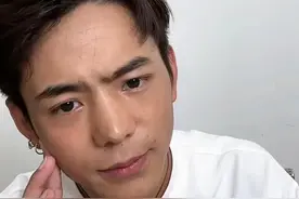 丁真直播颜值下跌，发际线后移浮肿发胖，离了滤镜长相愈发普通图片