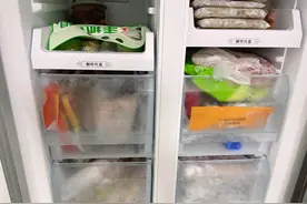 这4种“剩菜剩饭”赶紧倒掉，再饿也别吃，即使放冰箱也不行图片