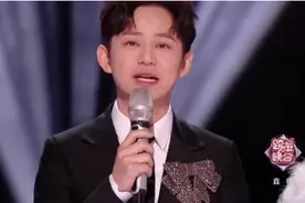 网曝何炅双亲相继去世，主持跨年晚会泪洒现场，敬业的让人心疼图片