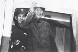 46年《沁园春•雪》发表，引发骂战，毛主席：鸦鸣蝉噪，可以喷饭图片