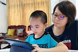 上网课一个月，孩子自律和不自律差别大，专家：差距不是一星半点图片