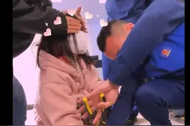 湖南永州 一女孩手卡酒杯，救援中闺蜜捂眼助攻图片