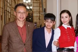 李嘉欣与富商老公秀恩爱，曝11岁儿子接管家族企业，与众名媛聚会图片