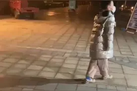 泪目，父亲坚守防疫岗位2周与儿子遥望5分钟图片